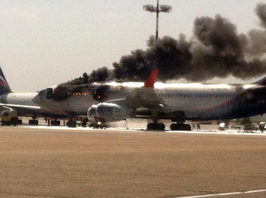 俄罗斯一架客机在机场着火损毁