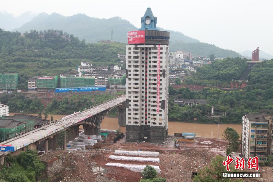贵州仁怀茅台大桥及钟楼整体爆破成功