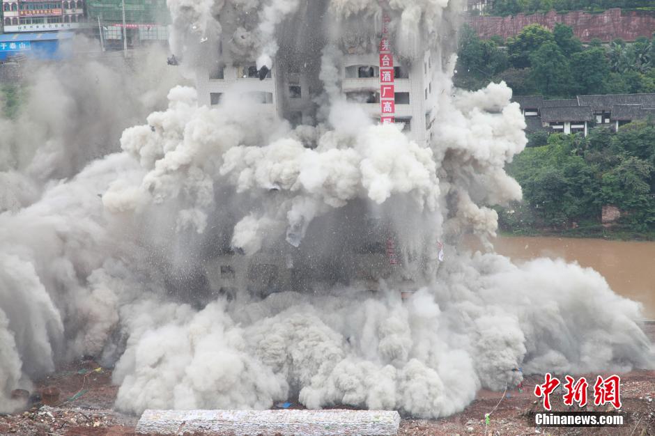 6月6日13时，贵州仁怀茅台大桥及钟楼整体爆破成功。