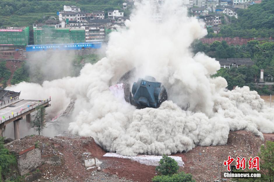 6月6日13时，贵州仁怀茅台大桥及钟楼整体爆破成功。