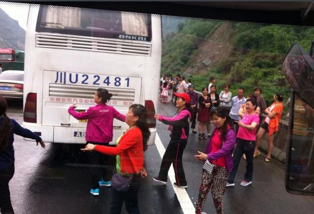 组图：大妈高速路跳广场舞 高速堵车阿姨们打发时间新招数