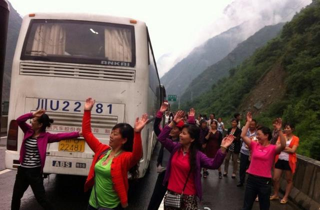 组图：大妈高速路跳广场舞 高速堵车阿姨们打发时间新招数