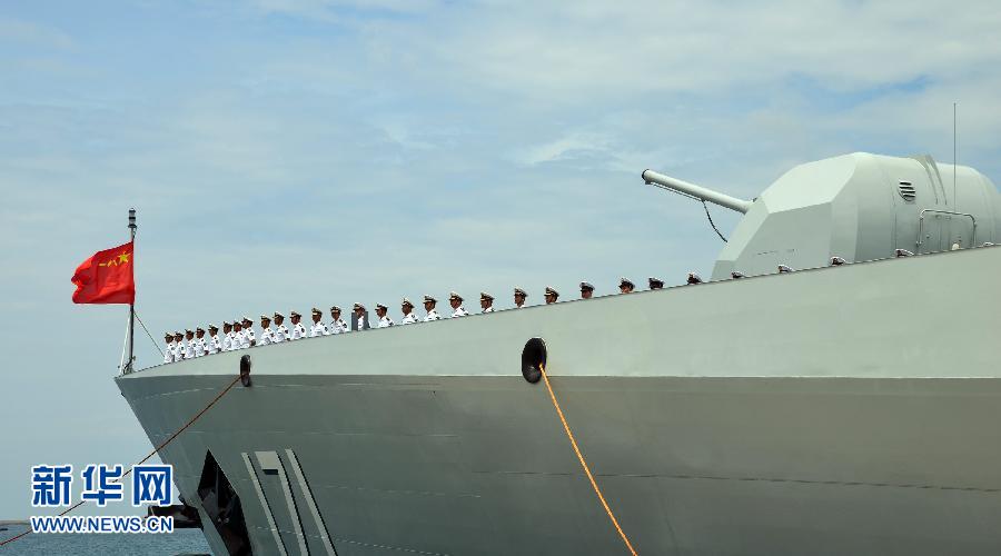 6月9日，在三亚某军港，海口舰准备起航。