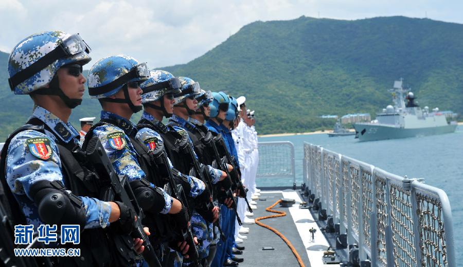 6月9日，在三亚某军港，海口舰官兵及随舰出海的特战队员离开码头。