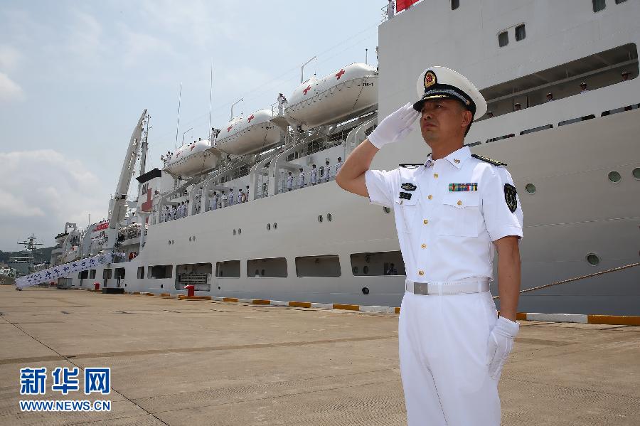  6月9日，在浙江舟山某军港，和平方舟医院船船长章荣华请示起航。