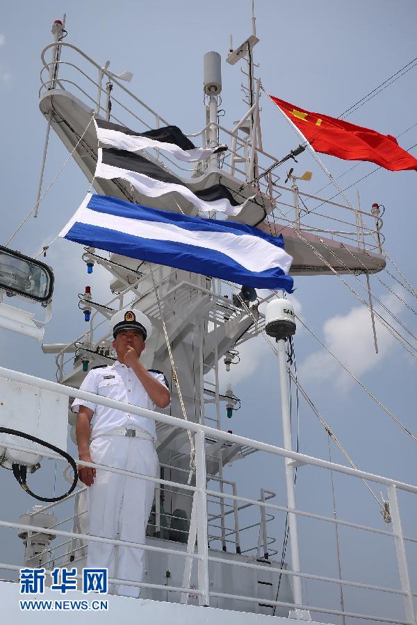 6月9日，在浙江舟山某军港，参加“环太平洋—2014” 演习的和平方舟医院船信号兵执行礼仪哨。