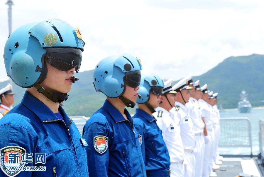  6月9日，在三亚某军港，随海口舰参演的舰载直升机飞行员整装待发。
