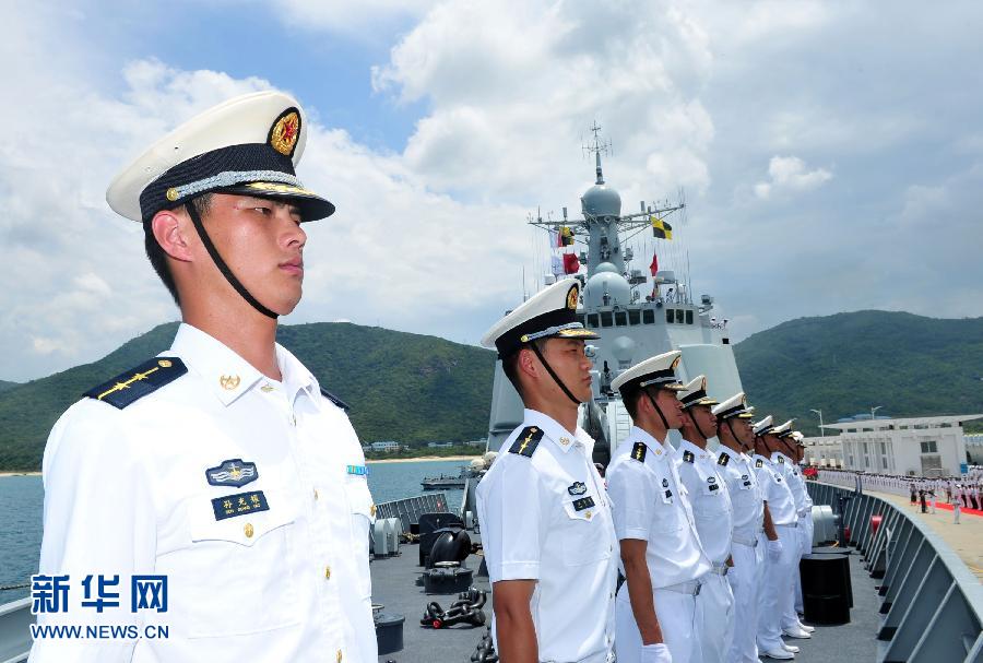 6月9日，在三亚某军港，海口舰官兵在舰艏列队。