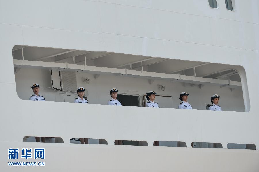  6月9日，在浙江舟山某军港，和平方舟医院船上的海军官兵列队与港口送行人员告别。