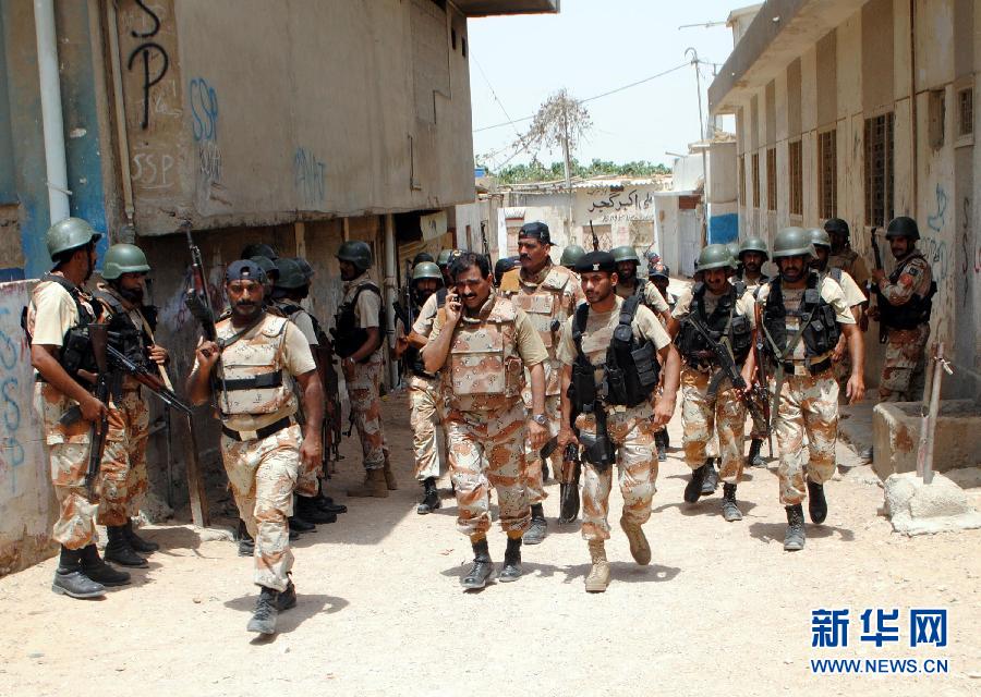 6月10日，在巴基斯坦南部城市卡拉奇真纳国际机场附近，安全人员在街道上行进。