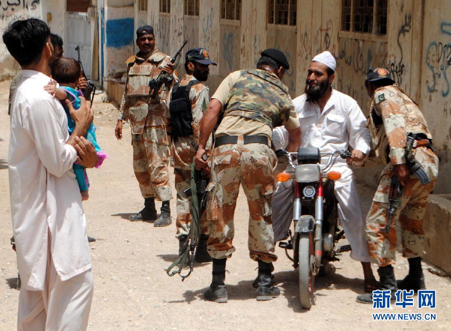  6月10日，在巴基斯坦南部城市卡拉奇真纳国际机场附近，安全人员在街头对来往人员进行安全检查。