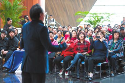 节俭令后，国家大剧院成了为数不多的演出营收未受影响的国字头演出团体之一。图为国家大剧院第六届歌剧节开幕主题活动现场（资料图片）。京华时报记者吴平摄