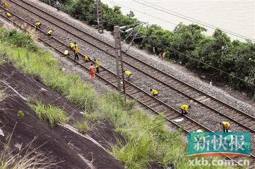 广东山体塌方致京广线列车脱轨 数十趟列车晚点