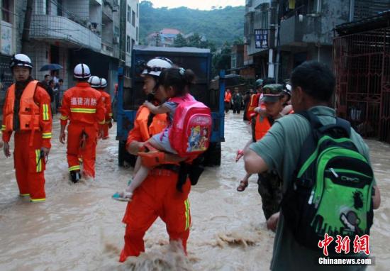 6月19日，短时强降雨导致福州长乐市玉田镇辖区内多处被洪水围困，大量人员被困。朱晓航 黄绿荣 图/文