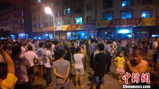 事发后民众仍未离去。 王刚 摄