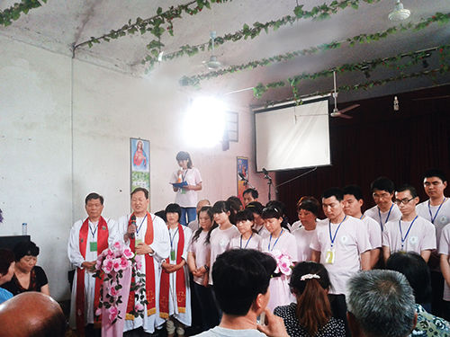 2013 年初，“全范围教会”的信徒在参加集会。
