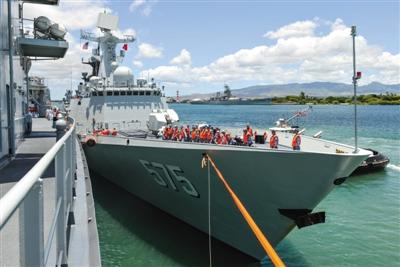 　6月24日，岳阳号护卫舰停靠美国夏威夷珍珠港。新华社记者 覃海石 摄