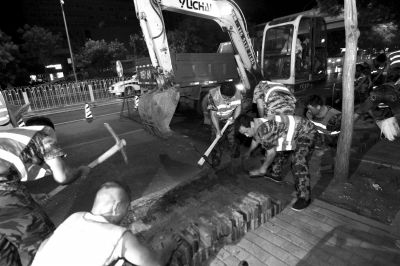 昨晚11点多，长安街大修开始施工。京华时报记者王海欣摄