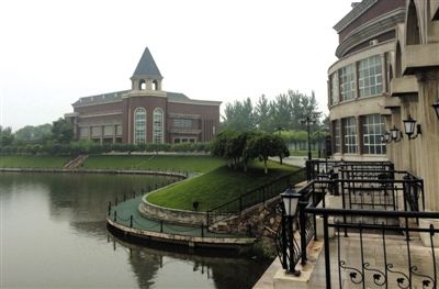 6月26日，海关总署天津教育培训基地，内部欧式建筑林立。