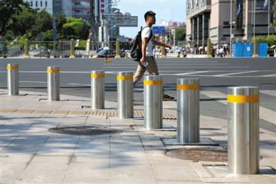 北京长安街新装900根防撞柱 采用特种不锈钢(图)