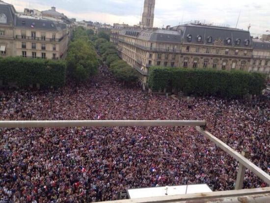 来自推特的消息称，法国队比赛期间，巴黎街头聚集了成千上万的人观看比赛