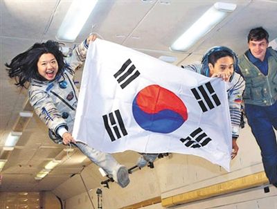 　2007年9月10日，李炤燕（左）在俄罗斯首都莫斯科接受零重力飞行训练。