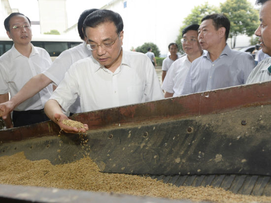 　李克强察看粮食