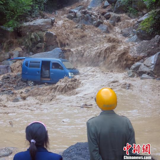 面包车在行驶途中遭遇泥石流　五公宣　摄