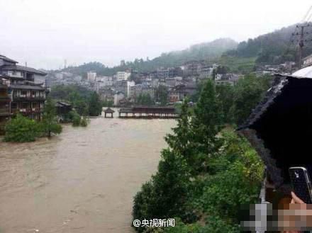 湖南凤凰连降暴雨古城被淹 景区关闭全城停电