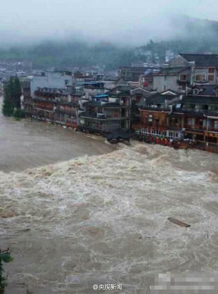 湖南凤凰连降暴雨古城被淹 景区关闭全城停电