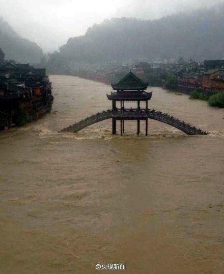 湖南凤凰连降暴雨古城被淹 景区关闭全城停电