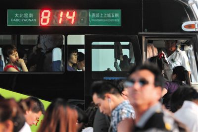 2014年5月22日,乘客在北京大北窑南乘坐开往燕郊的814路公交车。