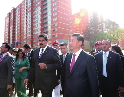 21日,习近平参观蒂乌娜社会住房项目。