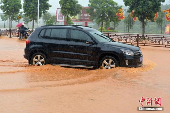 7月23日，福建莆田仙游部分路面积水严重，车辆在路上行驶犹如水中行船。