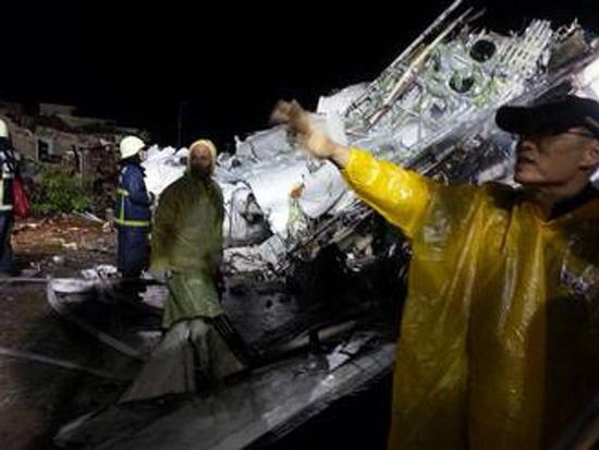 台湾载58人班机迫降意外 交通部门称47死11伤