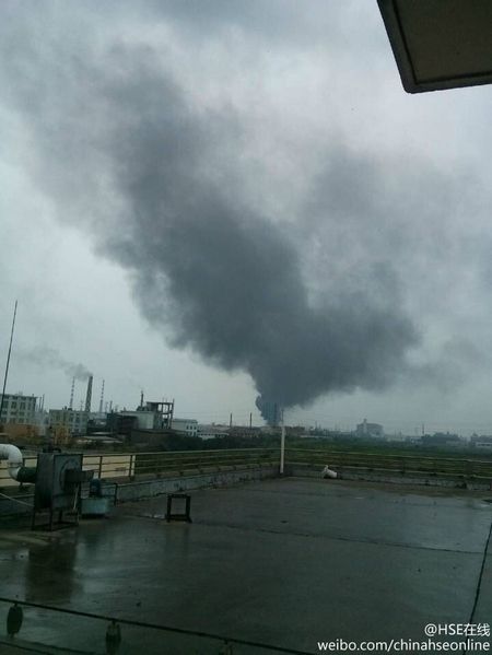 上海一石化仓储区5500吨含硫污水调节罐突发燃烧