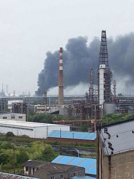 上海一石化仓储区5500吨含硫污水调节罐突发燃烧