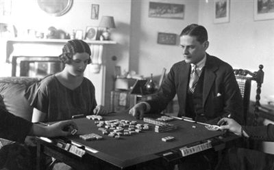 1925年，俄罗斯的亚历山德罗王子和保罗公主在伦敦的别墅中打麻将。