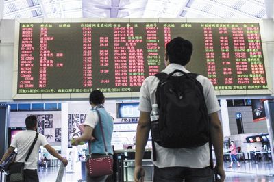 26日，杭州萧山机场，航班大面积延误。图/CFP