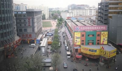 今年4月，动批客流渐少。今年年初开始，随着北京疏解非首都核心功能，动批多家商场就着手外迁。