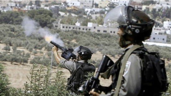 以色列士兵向西岸的巴勒斯坦示威者发射催泪弹。