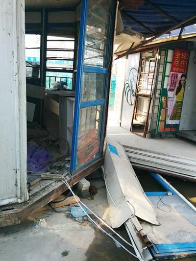 7月31日深夜北京朝阳区的一些报刊亭遭遇“强拆”。 7月31日深夜北京朝阳区的一些报刊亭遭遇“强拆”。