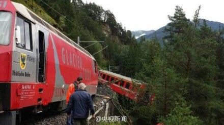 瑞士载200人火车遇山崩脱轨车厢滚下山崖