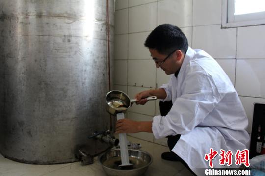 8月14日，执法人员再次到黄某公司进行抽样　胡军　摄