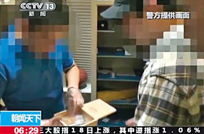 8月14日，警方从房祖名位于北京的住所搜出百余克大麻，房祖名（右）将部分毒品存放在这个木盒中。