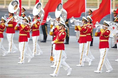 昨日，红白相配的解放军军乐团行进演奏服亮相。杜洋 摄