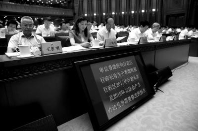 全国人大审议香港政改报告 长官普选问题争议大