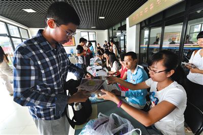 8月23日，清华大学新生在办理入学手续。