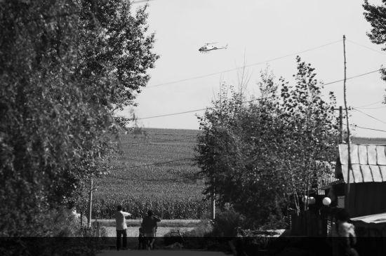 　有村民表示发现了高玉伦的行踪，警方直升机对疑似发现地点进行搜寻