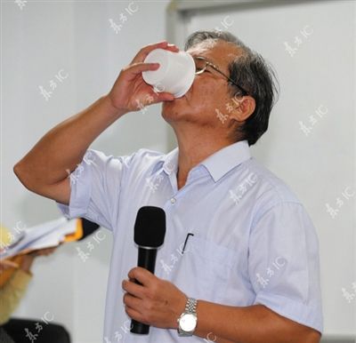 9月11日，叶文祥在记者会现场下跪向所有厂商及消费者道歉，还当场喝下自产的酥油。图/IC